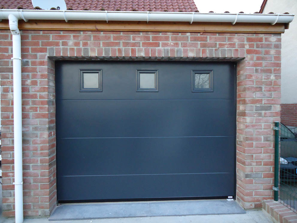 Porte de garage sectionnelle lisse 7016 avec hublots carre