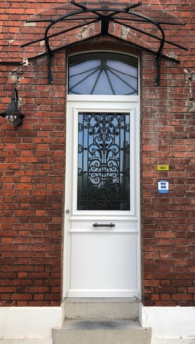 Porte bois Bel’m avec grille récupérée et remise à neuf