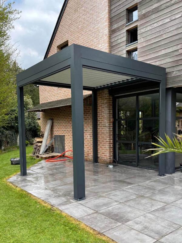 Pergola bioclimatique en aluminium ral gris anthracite 7016