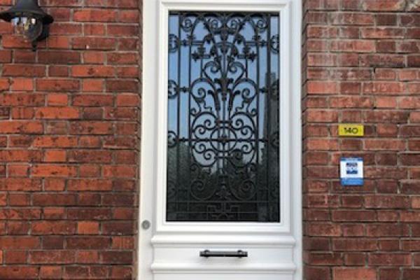 Porte bois Bel’m avec grille récupérée et remise à neuf