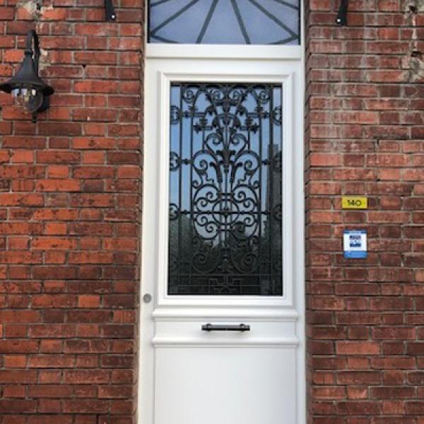 Porte bois Bel’m avec grille récupérée et remise à neuf