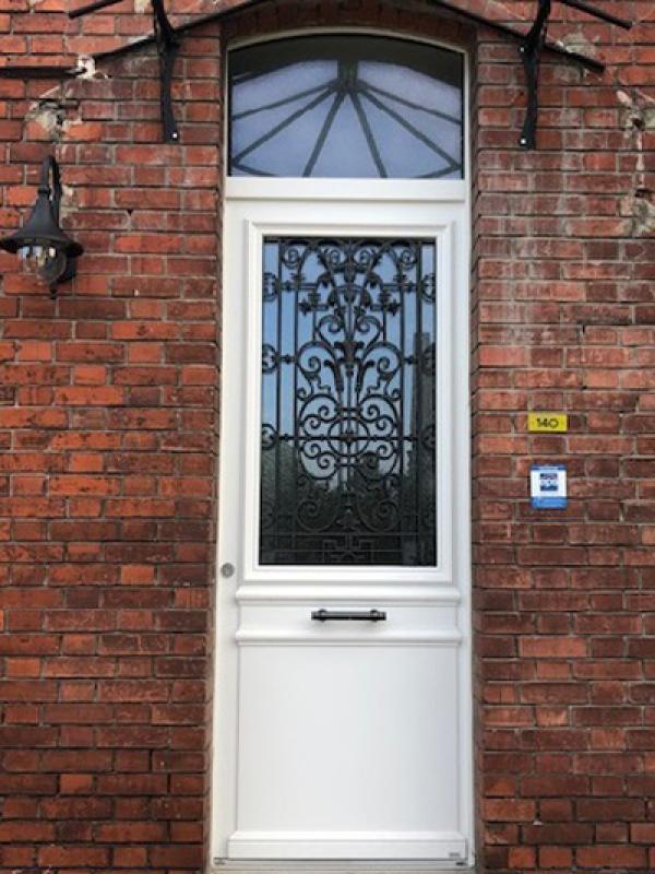 Porte bois Bel’m avec grille récupérée et remise à neuf