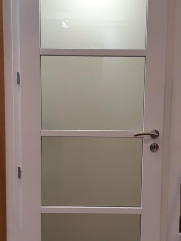 Porte comete coloris blanc satin avec vitrage depoli