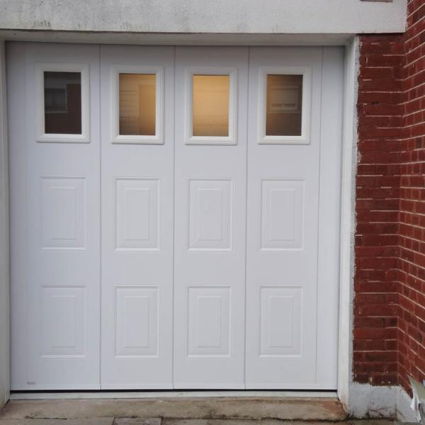 Porte de garage deplacement lateral avec hublots double vitrage
