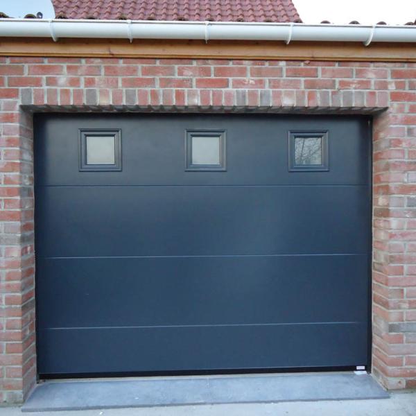 Porte de garage sectionnelle lisse 7016 avec hublots carre